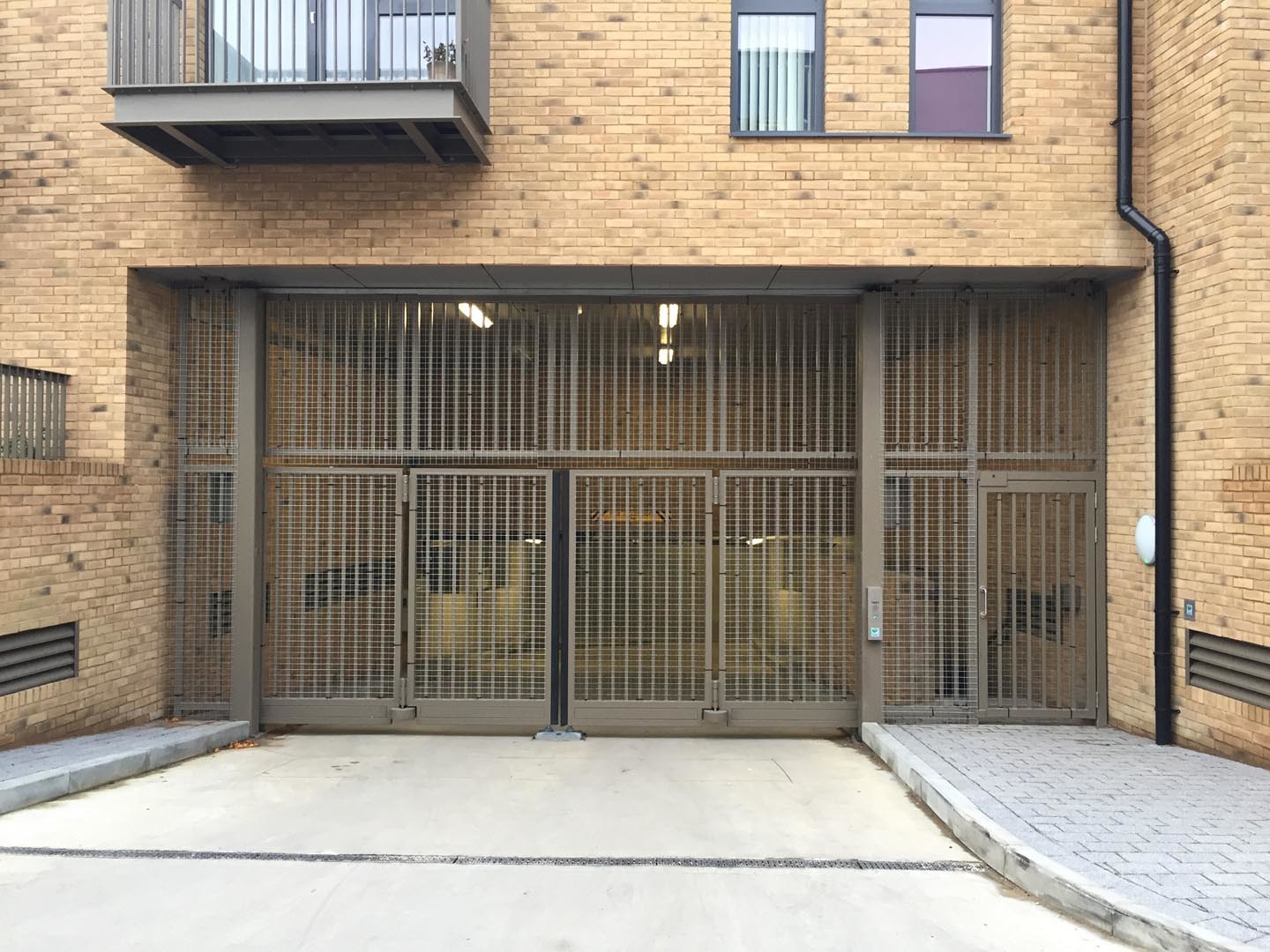Folding gate for compact entrance