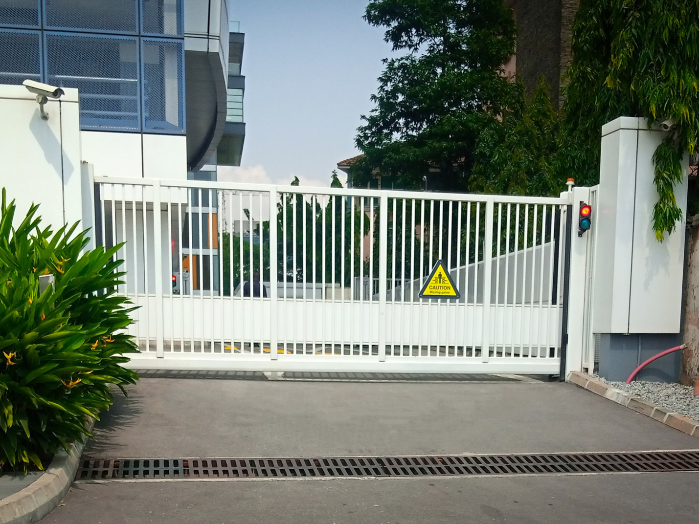 CSG 10140 - Product shown is not as RATED & gate includes additional mesh not affixed at the crash test. Image is during factory test at Cova Security Gates.