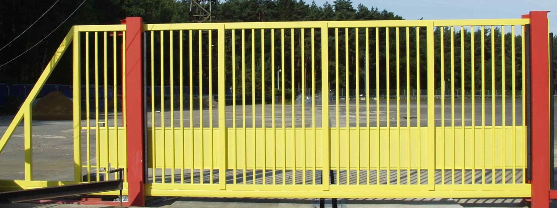 CSG 10140 Sliding gate for wide entrances withstanding impacts of up to 40mph