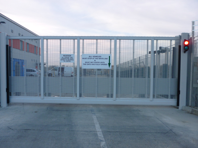 CSG 10140 installed - Product shown is not as RATED & gate includes additional mesh not affixed at the crash test.