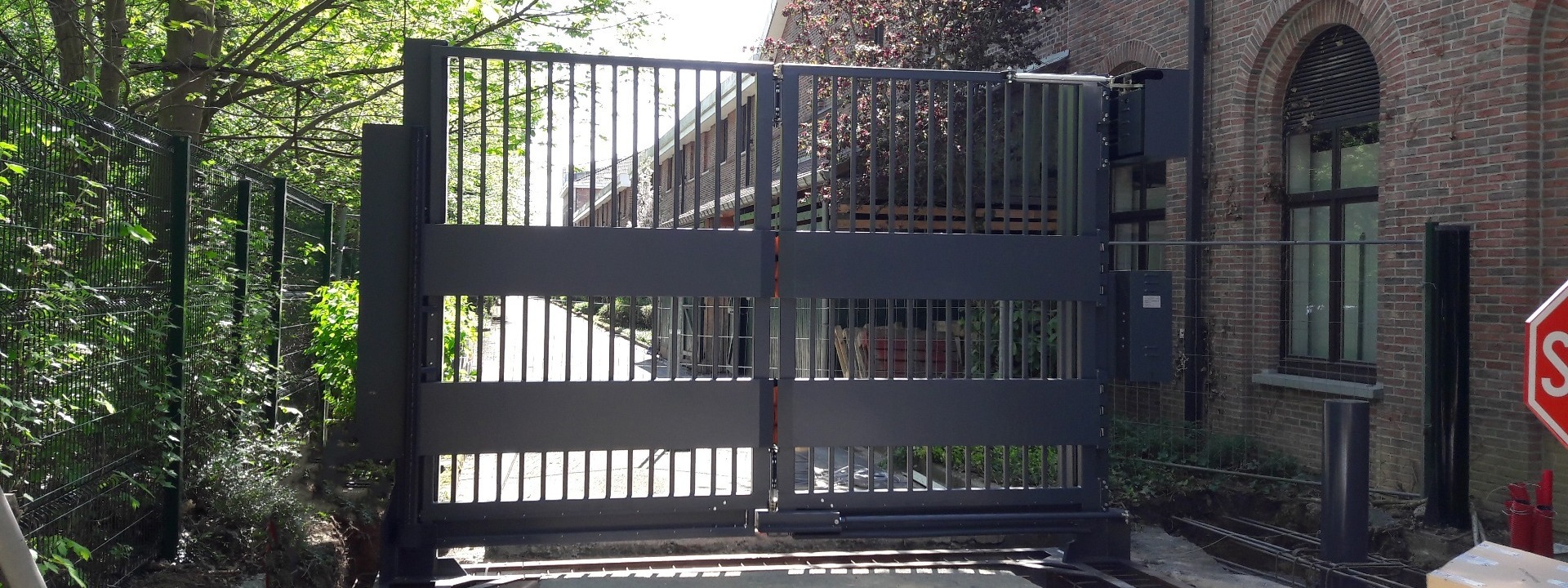 CSG 10640 & 10650 folding gates withstanding impacts of up to 40mph or 50mph